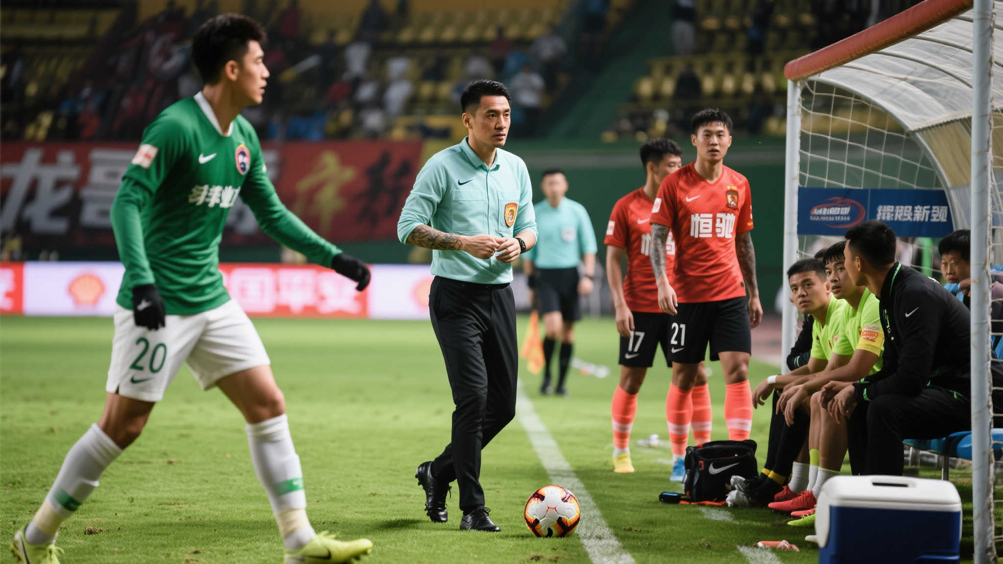 43岁传奇再现:皇马三次妙招逆袭,绝境化狂欢! 首先,在下半场初期,当对方攻势愈加猛烈而己方防线屡